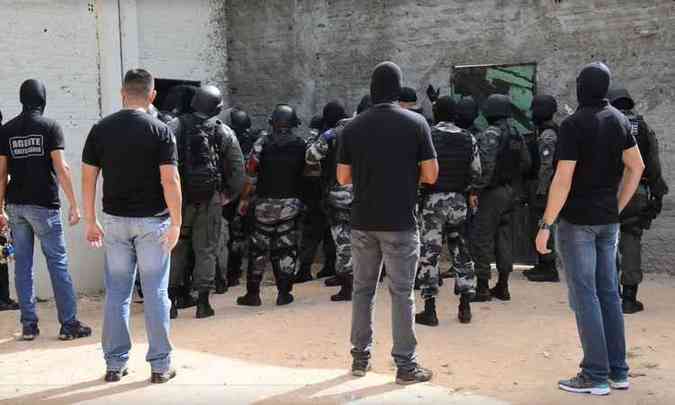 Policiais militares e agentes penitencirios se juntam na porta da Penitenciaria Agrcola de Monte Cristo para conter a confuso (foto: Secom Roraima/Divulgao)