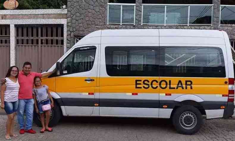 O motorista de van Csar com a famlia diante do escolar, em Governador Valadares