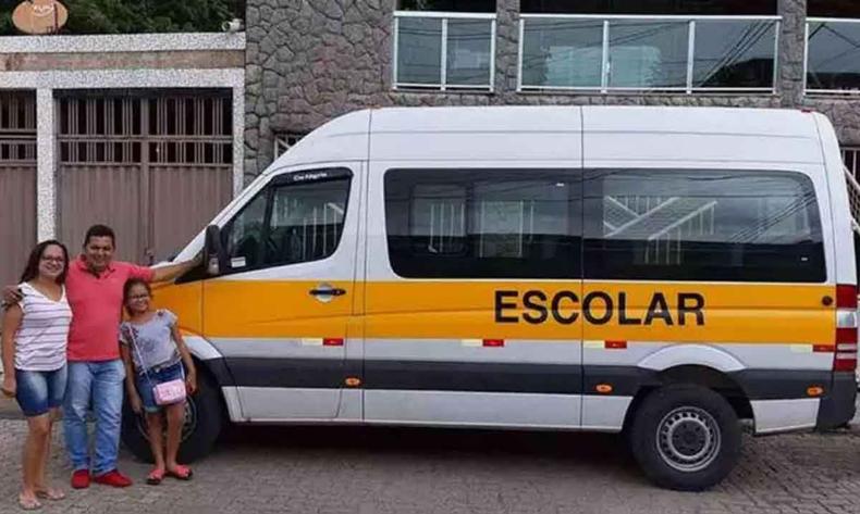 César com a família diante do escolar: esperança de acertar as finanças com a volta à atividade(foto: Arquivo pessoal/Divulgação) O motorista de van César com a família diante do escolar, em Governador Valadares