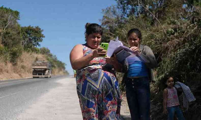 me e filha em rodovia no brasil a procura de sinal de internet 