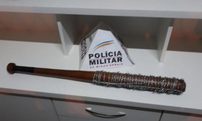Bastão é semelhante à arma usada por Negan, vilão da série (foto: Polícia Militar/ Divulgação) Bastão é semelhante à arma usada por Negan, vilão da série (foto: Polícia Militar/ Divulgação)