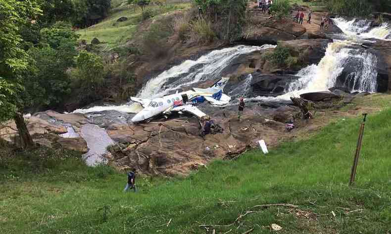 Avio de Marlia Mendona acidentado em Caratinga
