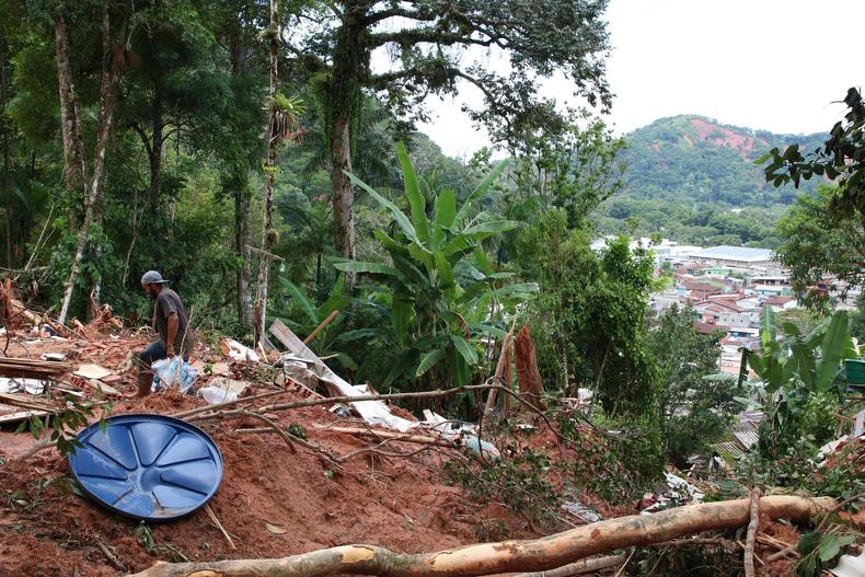 casas destrudas em So Sebastio. Deslizamento de terras