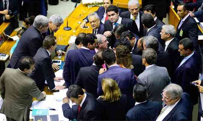 Eduardo Cunha (C) reuniu lderes que analisavam a MP 665, suspendeu a sesso e ps em votao a emenda constitucional, que agora segue para promulgao (foto: Gustavo Lima/Cmara dos Deputados)