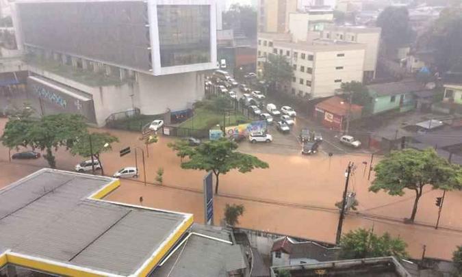 Alagamentos e estragos foram registrados na capital mineira durante o temporal na manhã desta sexta-feira(foto: Miron Teixeira) Alagamentos e estragos foram registrados na capital mineira durante o temporal na manhã desta sexta-feira(foto: Miron Teixeira)