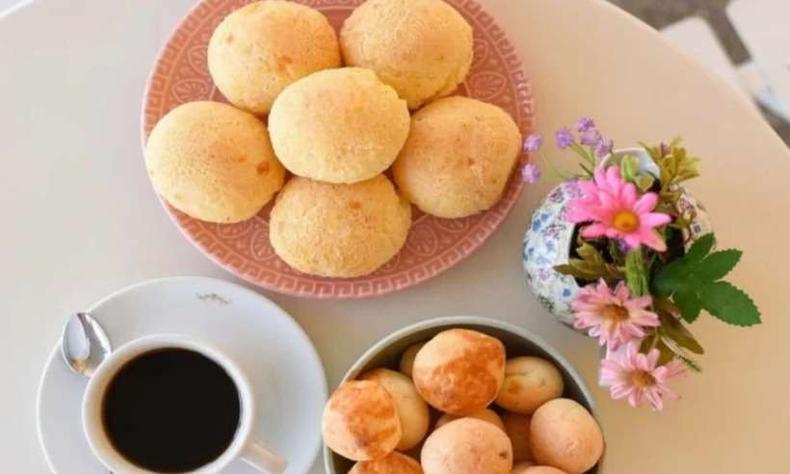 Segundo a publicação, o pão de queijo tem origem na culinária dos escravos africanos, 'quando estes passaram a utilizar o resíduo da mandioca. Um pó branco fino, ou goma, era enrolado em bolas e assado.'(foto: Divulgação/Instagram) Mesa de café da manhã com pães de queijo