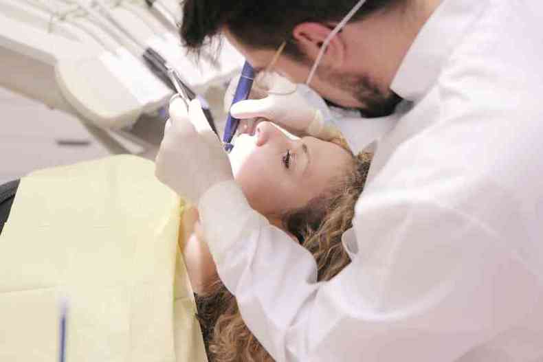 Dentista tratando paciente