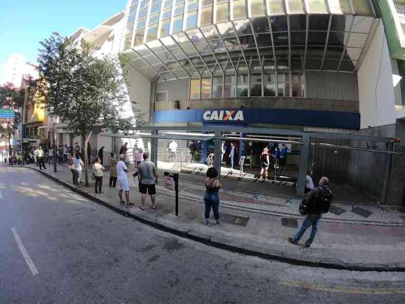 Uma fila se formou na agncia da Rua Tupinambs(foto: Edsio Ferreira/EM/DA PRESS)