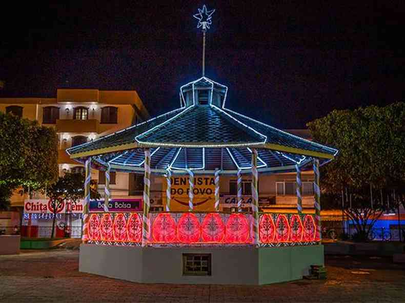 Iluminação de Natal em coreto da praça