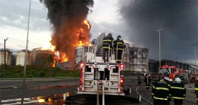 Incêndio atingiu, ao todo, seis tanques desde a última quinta-feira no Terminal da Alemoa, em Santos, SP(foto: Corpo de Bombeiros da PMESP) Incêndio atingiu, ao todo, seis tanques desde a última quinta-feira no Terminal da Alemoa, em Santos, SP(foto: Corpo de Bombeiros da PMESP)