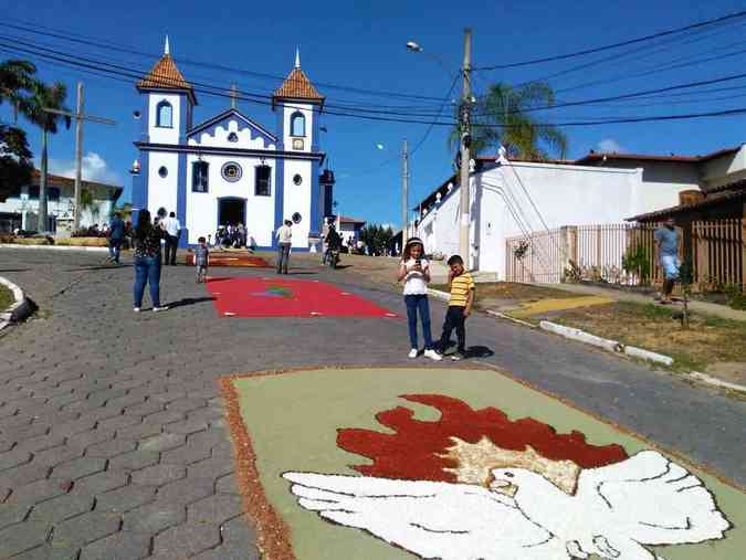 Confeco dos tapetes de Corpus Christi em frente  Matriz de Nossa Senhora da Conceio, em JaboticatubasAdalberto Mateus/Esp.EM