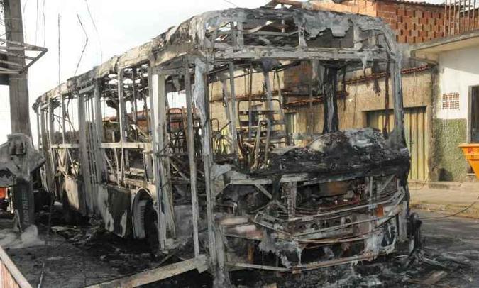 Ônibus incendiado a mando de facções. Combater a violência é um dos desafios do próximo presidente(foto: Paulo Filgueiras/EM/D.A.Press) Ônibus incendiado a mando de facções. Combater a violência é um dos desafios do próximo presidente(foto: Paulo Filgueiras/EM/D.A.Press)
