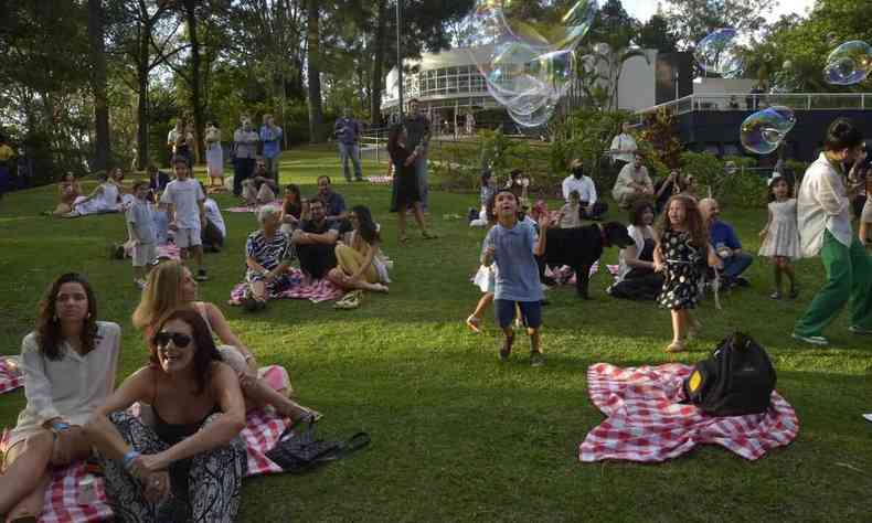 Pessoas se divertem nos jardins do Parque do Palcio, instalado no Palcio das Mangabeiras, em BH 