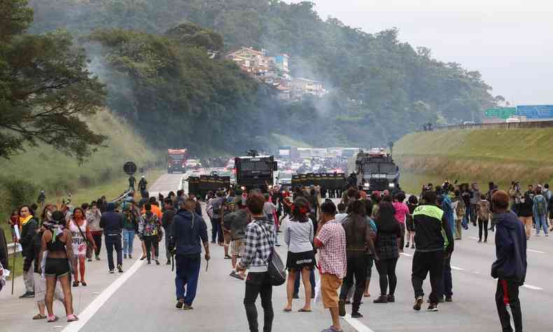 A polcia militar atira bombas de gs lacrimogneo contra manifestantes guaranis do Jaragu que protestavam contra o PL 490 do marco temporal na rodovia dos Bandeirantes