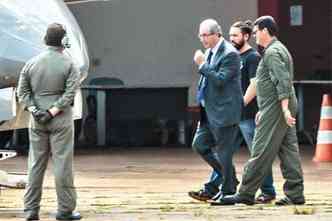 Eduardo Cunha quando embarcava para Curitiba, logo aps sua priso no ano passado(foto: Wilson Dias/Agncia Brasil)