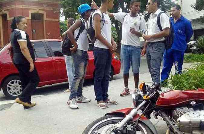 Motociclista foi arremessado para o canteiro s margens da via(foto: Clarisse Souza/EM/D.A.Press)