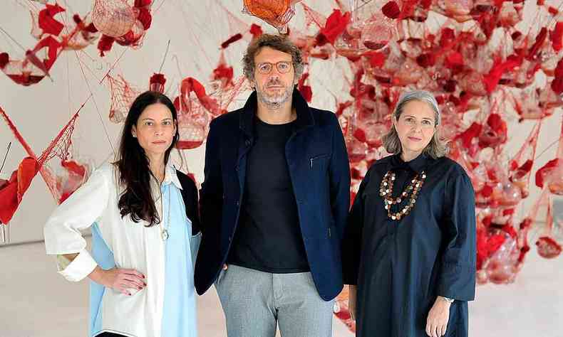 Tendo ao fundo a obra 'True rouge', de Tunga, foto mostra Paula Azevedo, Lucas Pessa e Julieta Gonzles, que assumiro o comando de Inhotim em 2022