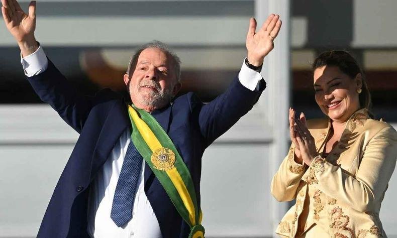 Lula manda beijo para apoiadores, Janja o acompanha