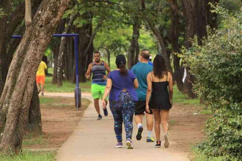 Populao faz caminhada na Avenida Jos Cndido da Silveira, altura do Bairro Cidade Nova, Regio Nordeste de BH(foto: Edsio Ferreira/EM D.A Press)