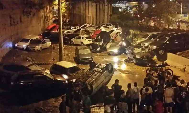 Carros ficaram amontoados aps serem arrastados pela gua na Avenida Vilarinho(foto: Gladyston Rodrigues/EM/DA Press)