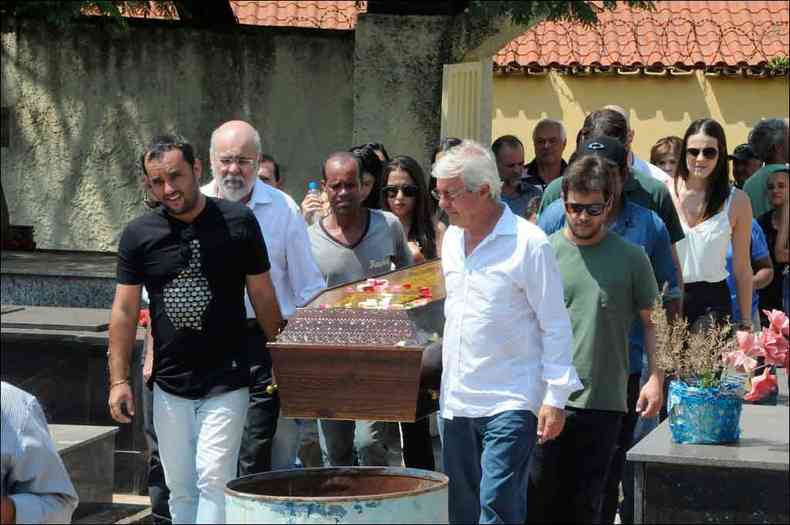 Edson Luiz Albanez ( dir., de branco) conduz o corpo da esposa, Sirlei de Brito Ribeiro, para o sepultamento, em Brumadinho, na ltima quarta-feira. 'Ela queria abraar todos os problemas do mundo'(foto: FOTOS: Paulo Filgueiras/EM/D. A Press)