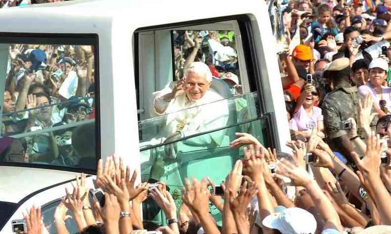Bento XVI pelas ruas de Aparecida no papa mvel