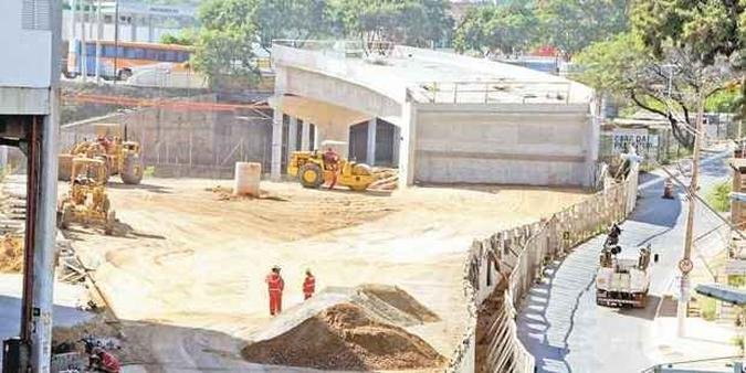 Constru��o de viaduto, ao lado da esta��o do metr�, j� soterrou parte de bueiro que permitia o escoamento das �guas, como mostra Avelino Madureira, que teme nova trag�dia(foto: Paulo Filgueiras/EM/DA Press)