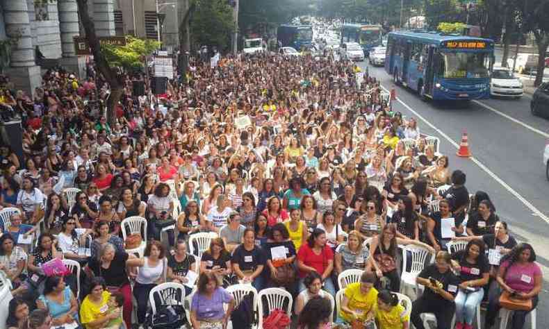 Professores ocupam duas faixas da Avenida Afonso Pena, no Centro(foto: Gladyston Rodrigues/EM/D.A.Press)