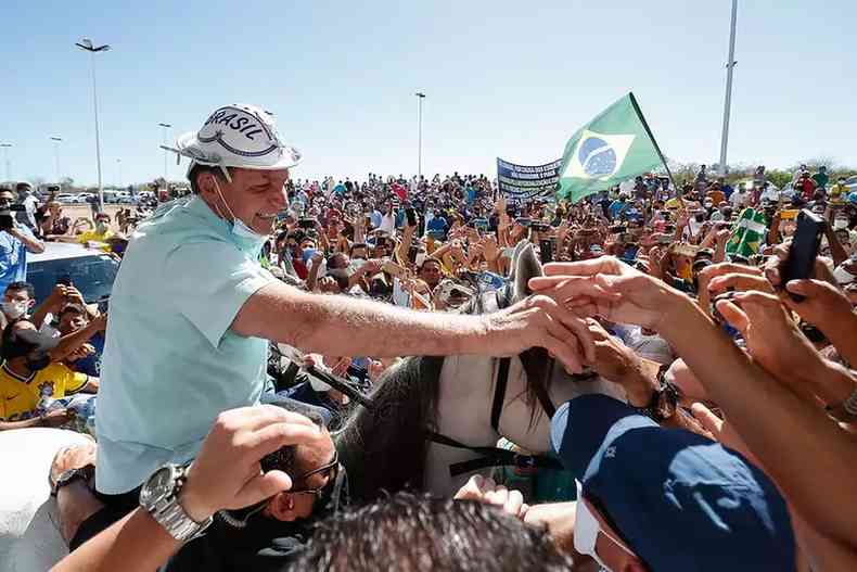 Sem mscara, Bolsonaro montou em cavalo e cumprimentou apoiadores no Piau(foto: Alan Santos /PR)