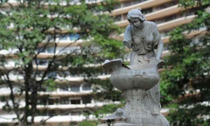 Exemplo de degradação na Liberdade: A escultura 'Moça mirando o espelho d'água' está com o braço quebrado e o vaso faltando um pedaço(foto: Gladyston Rodrigues/EM/D.A PRESS - 01/02/2018) Exemplo de degradação na Liberdade: A escultura 'Moça mirando o espelho d'água' está com o braço quebrado e o vaso faltando um pedaço(foto: Gladyston Rodrigues/EM/D.A PRESS - 01/02/2018)