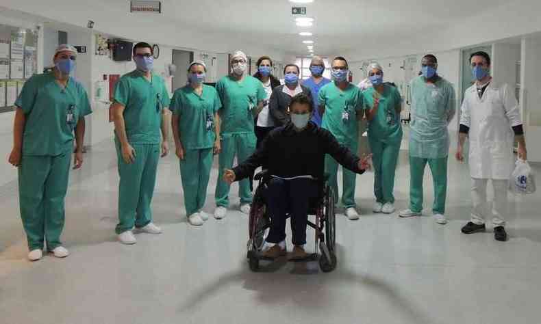 Daniel Sales Pimenta, de 57 anos, comemora a recuperao diante do corpo clnico do hospital (foto: Hospital Monte Sinai/Divulgao )