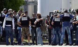 For�a policial local se concentra na porta da usina atacada(foto: Philippe Desmazes/AFP/Getty Images )