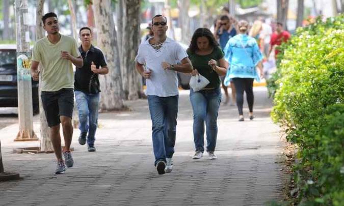 Candidatos correm para pegar portões abertos na UFMG: em todo o país, 1,8 milhão de inscritos não fizeram as provas no primeiro dia(foto: Gladyston Rodrigues/EM/D.A Press ) Candidatos correm para pegar portões abertos na UFMG: em todo o país, 1,8 milhão de inscritos não fizeram as provas no primeiro dia(foto: Gladyston Rodrigues/EM/D.A Press )