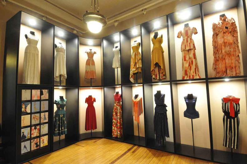 Looks em exposio em sala de vitrines do Museu da Moda 