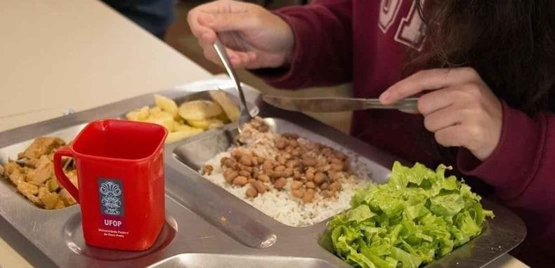 Restaurante da Ufop foi terceirizado e preço da refeição foi para R$ 5,50(foto: Divulgação/UFOP) Pessoa comendo refeição servida em bandejão