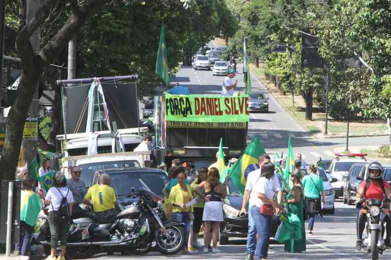 Carros seguem via em BH