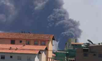 Incndio em depsito de materiais reciclveis em Contagem(foto: Foto Willian Augusto)