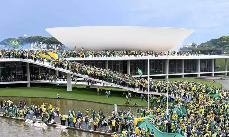 bolsonaristas invadem palcio