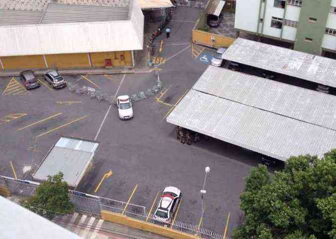 Estacionamento de supermercado foi isolado(foto: Marina Gomes)