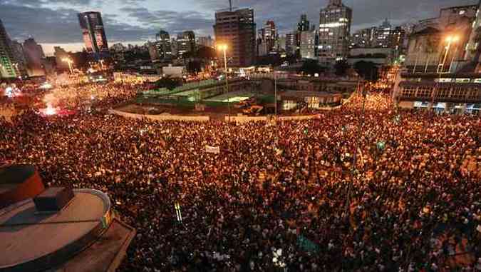 <center>Imagem 6 - Protesto em So Paulo rene 65 mil pessoas <br>(Foto: AFP PHOTO/Miguel SCHINCARIOL)</center>