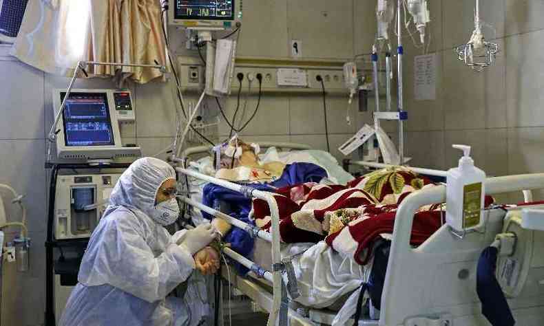 Paciente é tratado em hospital de Teerã, capital do Irã, atingido pelo coronavírus(foto: KOOSHA MAHSHID FALAHI / MIZAN NEWS AGENCY / AFP)