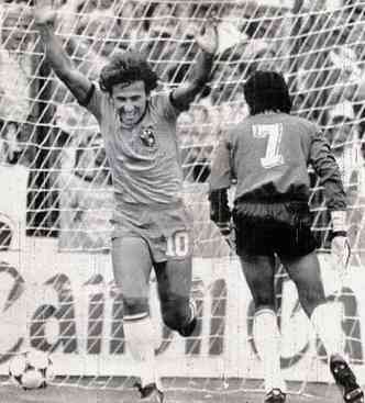 Zico comemora gol na vitria por 3 a 1 da Seleo Brasileira sobre a Argentina na Copa de 1982(foto: Arquivo/EM)