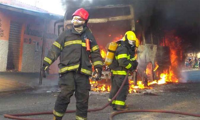 Bombeiros combatem incêndio criminoso a coletivo no Bairro Primavera, em Uberaba(foto: Corpo de Bombeiros/Divulgação) Bombeiros combatem incêndio criminoso a coletivo no Bairro Primavera, em Uberaba(foto: Corpo de Bombeiros/Divulgação)