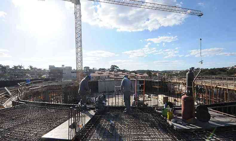 Operrios preparam estrutura para incio da etapa de concretagem, em contagem regressiva para realizao de missa inaugural