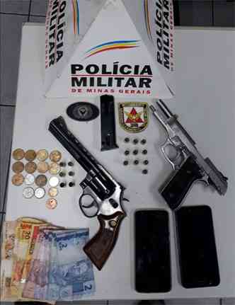 Armas, dinheiro e celulares apreendidos depois do crime(foto: Polcia Militar/Divulgao)