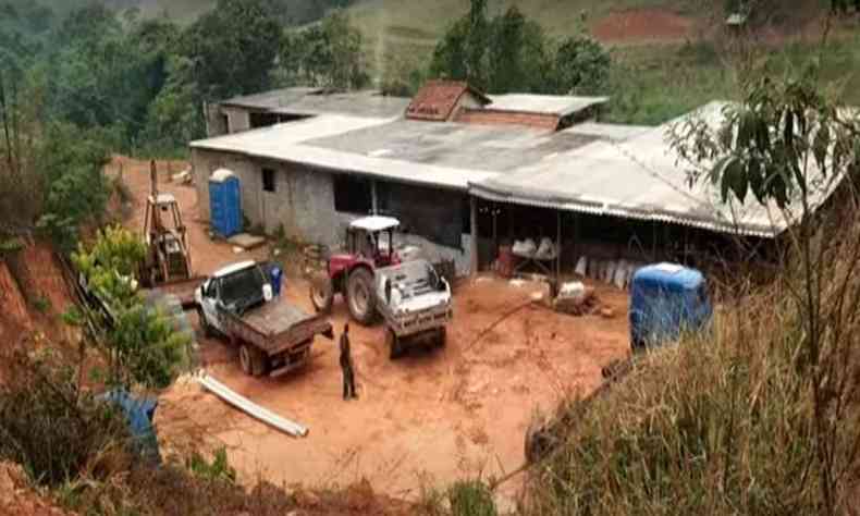 Veculos pesados eram desmanchados em propriedade rural(foto: Canal Sul das Gerais/Divulgao)