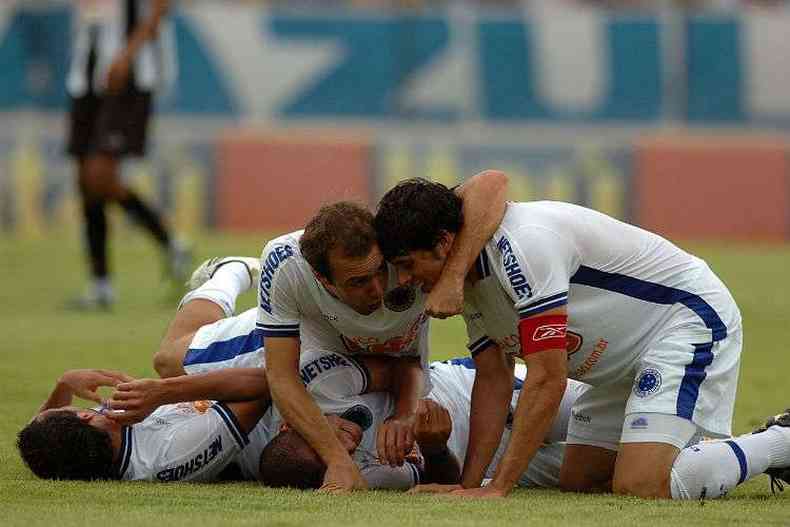 Roger, Fabrcio, Welligton Paulista e Anselmo Ramon comemoram em goleada do Cruzeiro por 6 a 1 sobre o Atltico, em 2011(foto: Alexandre Guzanshe/EM/D.A Press)