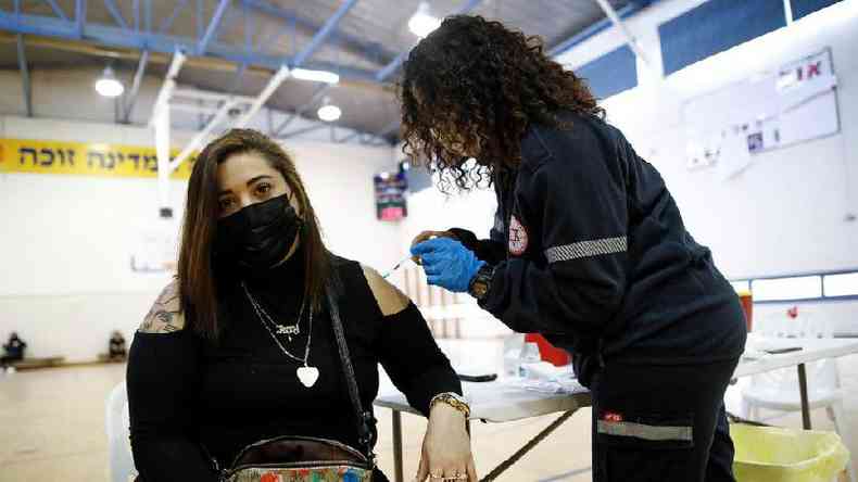 Autoridades comearam a diminuir as restries depois que a vacina da Pfizer foi considerada 95,8% eficaz(foto: Reuters)
