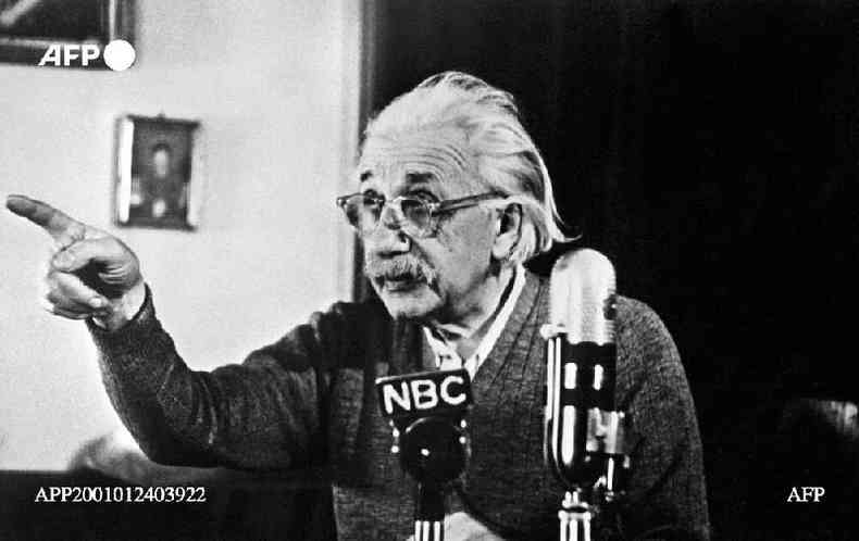 Albert Einstein declara sua oposio  bomba H e  corrida armamentista entre Estados Unidos e Unio Sovitica durante uma conferncia em Princeton, nos Estados Unidos, em 14 de fevereiro de 1950