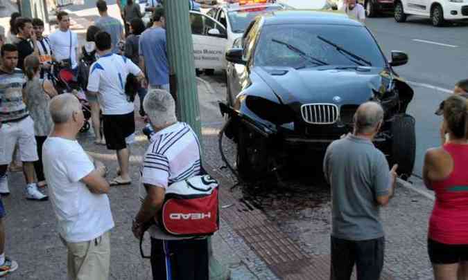 Motorista de BMW causou acidente na Praa da Liberdade na madrugada de 26 de abril, fugiu e se apresentou dois dias depois  polcia(foto: CRISTINA HORTA/EM/D.A PRESS)